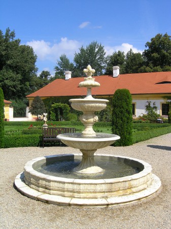 zamek-jemniste - benatska-kasna-pred-zamkem